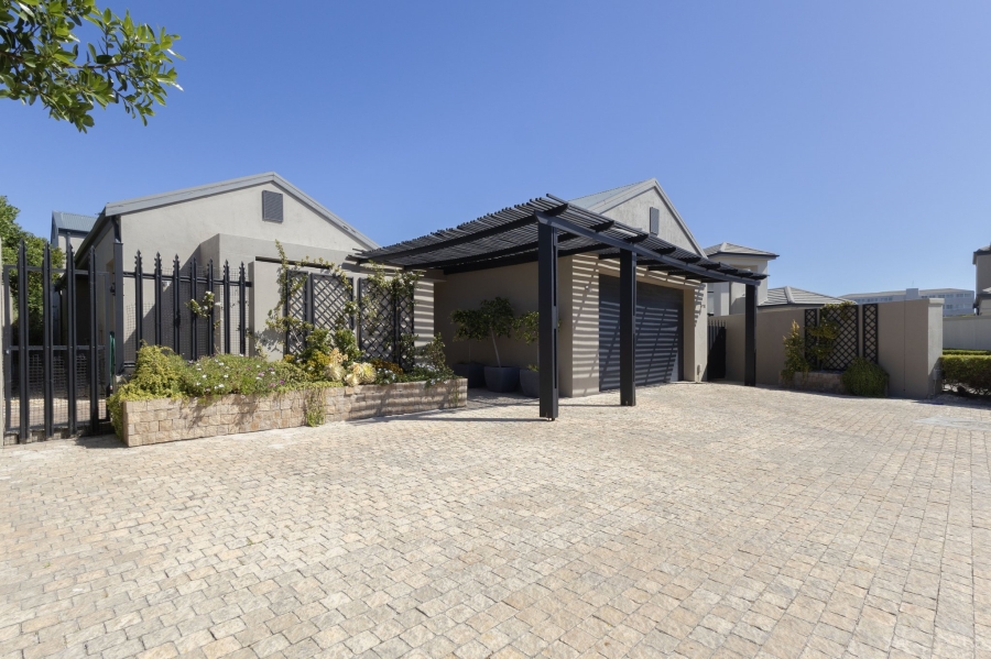 To Let 4 Bedroom Property for Rent in Big Bay Western Cape